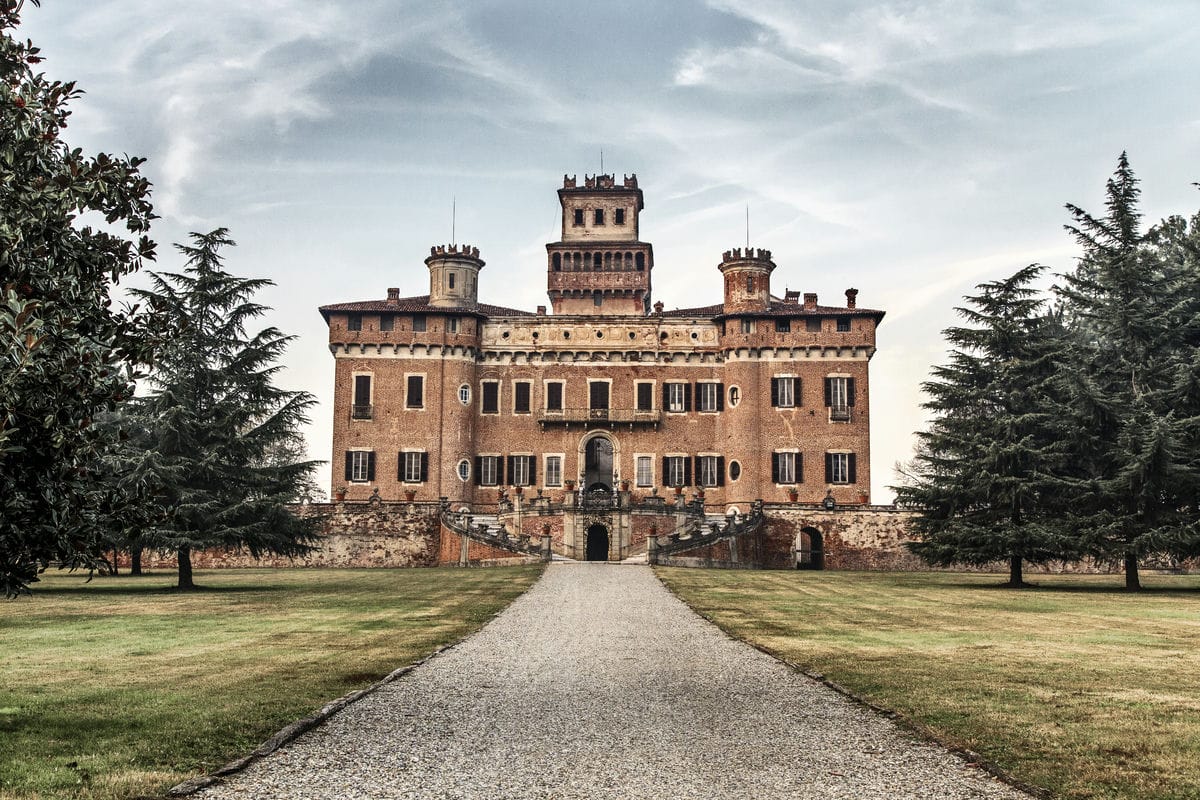 Lombardy also has its Versailles and it is a magnificent castle built in the heart of the countryside a few steps from the Po.

